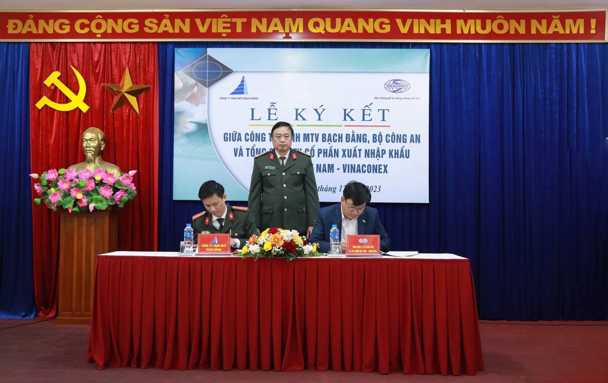 Lễ ký kết giữa Công ty trách nhiệm hữu hạn một thành viên Bạch Đằng, Bộ Công an và Tổng Công ty cổ phần xuất nhập khẩu xây dựng Việt Nam -  VINACONEX